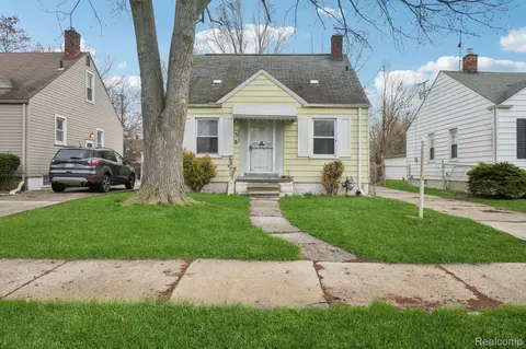 19717 Kenosha St, Harper Woods, MI 48225