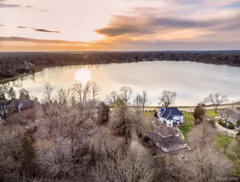 2171 Klingensmith Rd, Bloomfield Hills, MI 48302