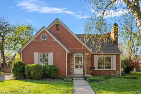 32321 Arlington Dr, Beverly Hills, MI 48025