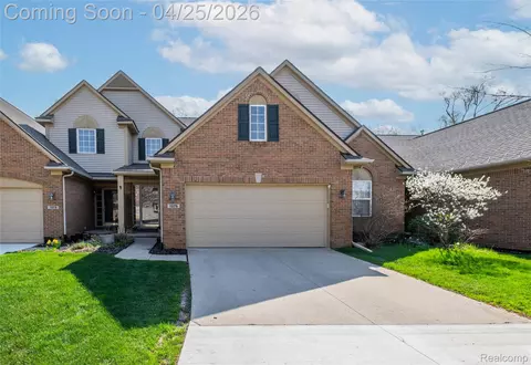 1375 Waverly Dr, White Lake, MI 48386