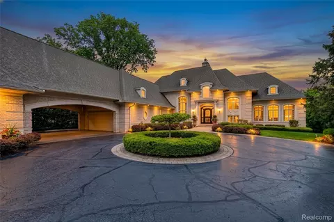 6265 Dakota Cir, Bloomfield Hills, MI 48301