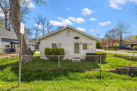1801 Beechcroft St, Keego Harbor, MI 48320