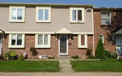 20002 Great Oaks Cir S, Clinton Township, MI 48036