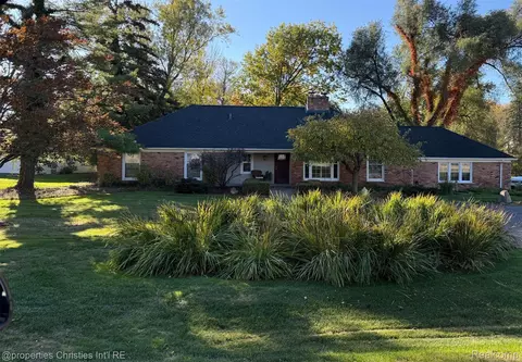 1795 Cedar Hill Dr, Bloomfield Hills, MI 48301
