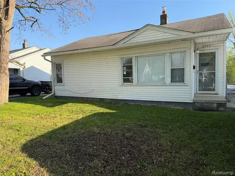 22301 Lange St, Saint Clair Shores, MI 48080