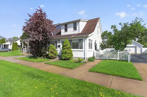 1518 Chestnut St, Wyandotte, MI 48192