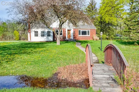 19150 Rainbow Dr, Lathrup Village, MI 48076