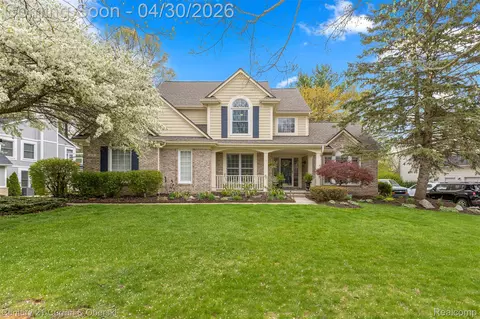 1424 Woodbridge Ln, Wixom, MI 48393