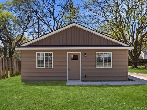 1005 Lakeview St, Waterford, MI 48328