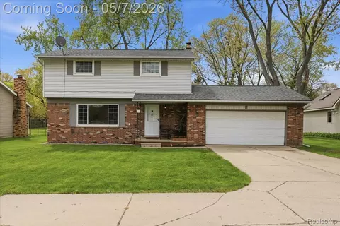 2735 N Williams Lake Rd, Waterford, MI 48329