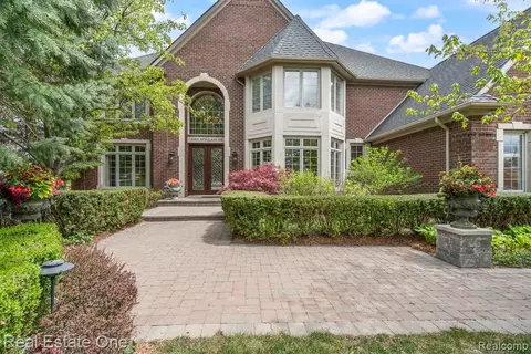 2483 Spyglass Dr, Oakland, MI 48363