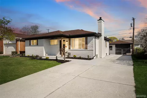 22407 Barton St, Saint Clair Shores, MI 48081