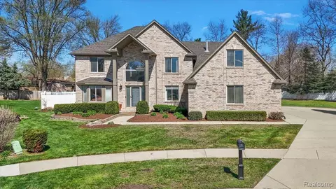 49931 Shelby Creek Dr, Shelby Township, MI 48317