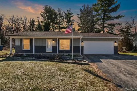 9155 Satelite Dr, White Lake, MI 48386