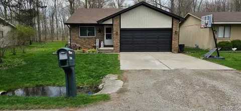 9450 Lakepointe Blvd, Clay, MI 48001