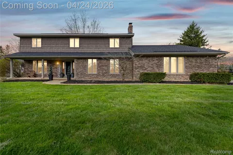 9332 Oakmont Dr, Grand Blanc, MI 48439