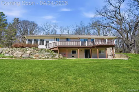 5074 Perryville Rd, Groveland, MI 48442