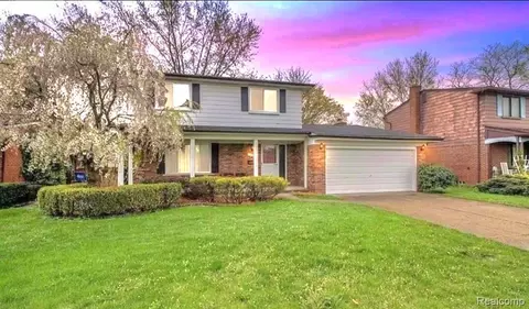3458 Common Rd, Warren, MI 48092