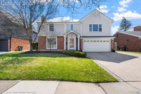 919 Cook Rd, Grosse Pointe Woods, MI 48236