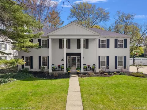 234 Lincoln Rd, Grosse Pointe, MI 48230