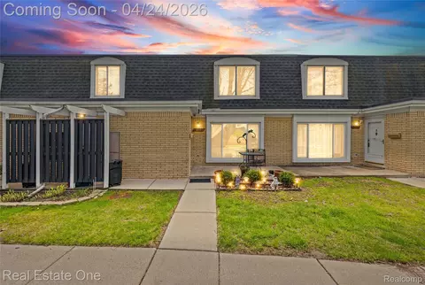 29888 City Center Dr #4, Warren, MI 48093