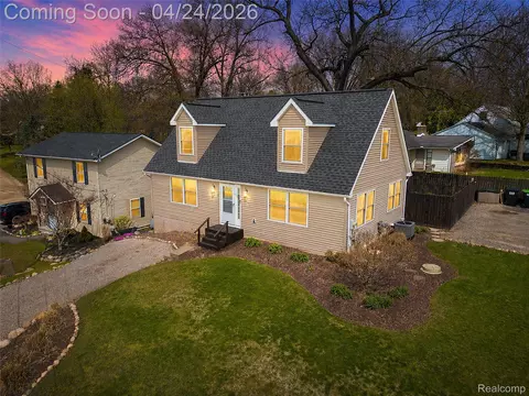 7395 Harrington Dr, Brighton, MI 48116
