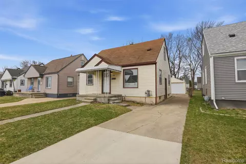 29871 Quinkert St, Roseville, MI 48066