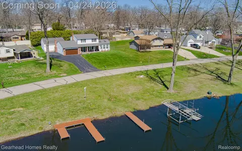4040 Rollins Ave, Waterford, MI 48329
