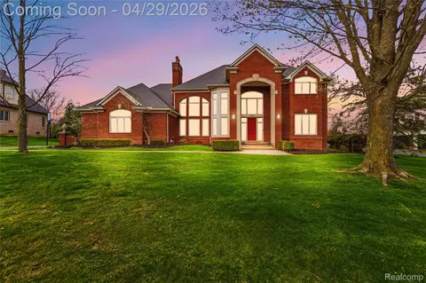 1920 Vinsetta Ct, Oakland, MI 48306