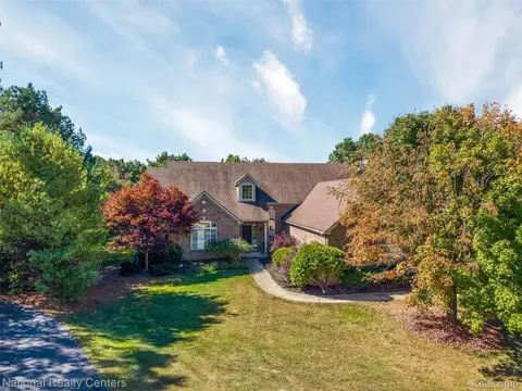 678 Joshua Dr, Highland, MI 48356