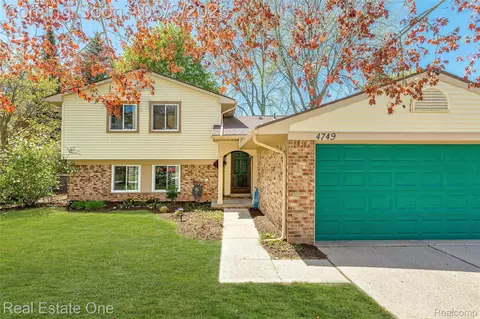 4749 Parkridge Dr, Waterford, MI 48329
