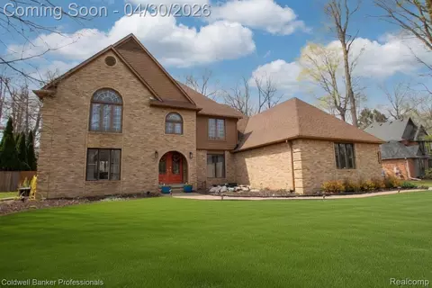 1345 Kings Pointe Rd, Grand Blanc, MI 48439
