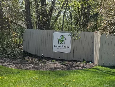 1390 Laurel Valley Dr, Waterford, MI 48327