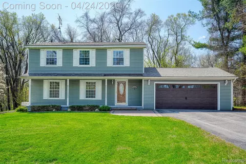 6056 Superior Dr, Green Oak, MI 48116