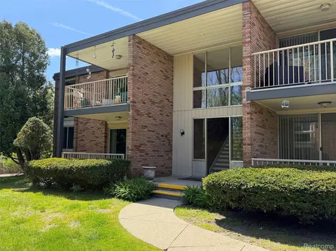 4043 W Maple #D 101, Bloomfield Hills, MI 48301