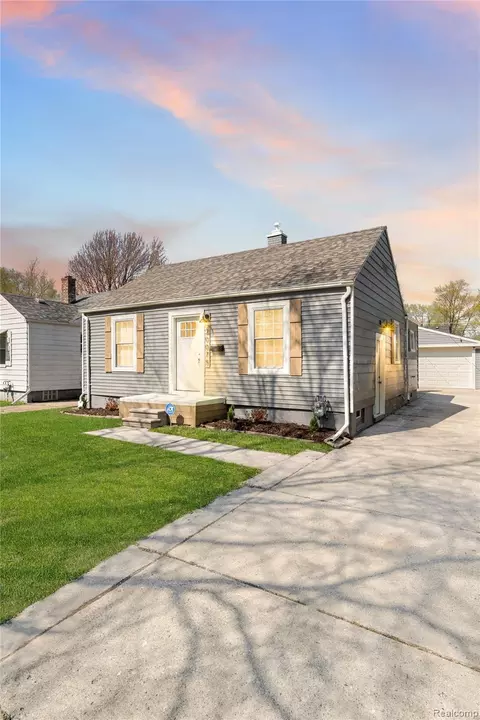 20075 Washtenaw St, Harper Woods, MI 48225