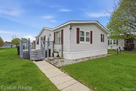 135 Hunters Rill Dr, Lapeer, MI 48446