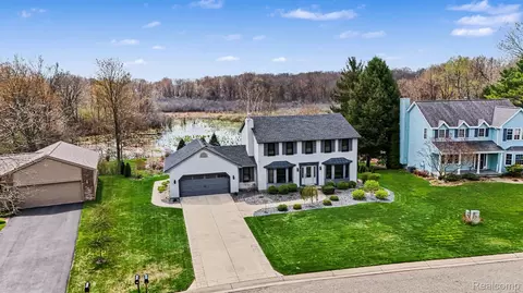 6419 Almond Ln, Independence, MI 48346