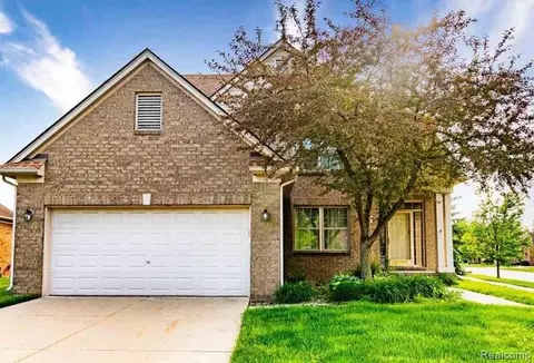 49865 Cranberry Creek Dr, Macomb, MI 48042