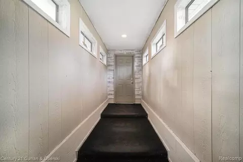 Entry Way - 504 Olcott Lake Dr, Jackson, MI 49201 photo 1 of 2