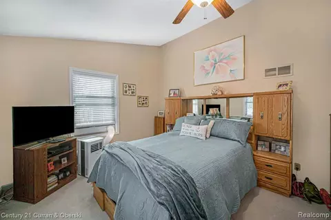 Bedroom - 504 Olcott Lake Dr, Jackson, MI 49201 photo 2 of 7