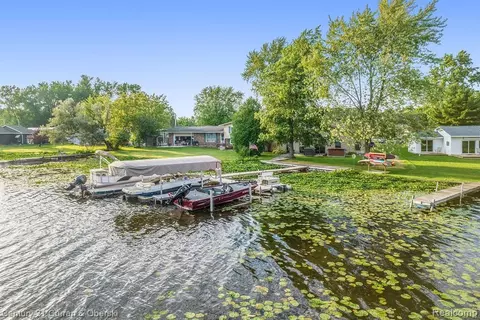 504 Olcott Lake Dr, Jackson, MI 49201