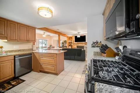 Kitchen - 504 Olcott Lake Dr, Jackson, MI 49201 photo 2 of 2