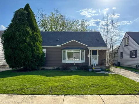 725 S Manitou Ave, Clawson, MI 48017
