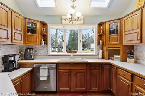 Kitchen - 7151 Bayview Rd, Jackson, MI 49201 photo 3 of 4