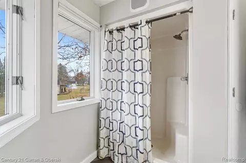 Bath - 7151 Bayview Rd, Jackson, MI 49201 photo 3 of 6