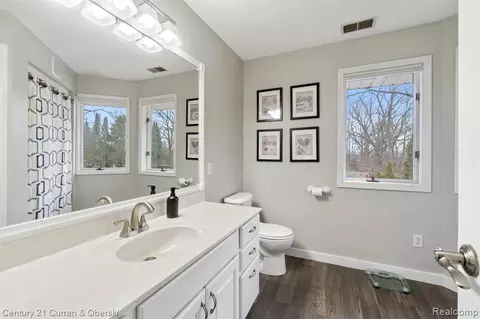 Bath - 7151 Bayview Rd, Jackson, MI 49201 photo 2 of 6