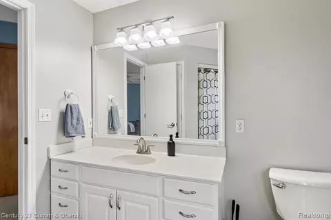 Bath - 7151 Bayview Rd, Jackson, MI 49201 photo 4 of 6