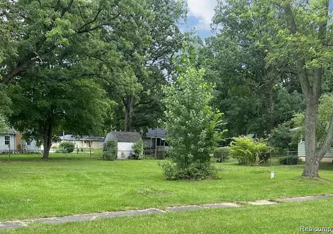 1465 Mcewen St, Burton, MI 48509