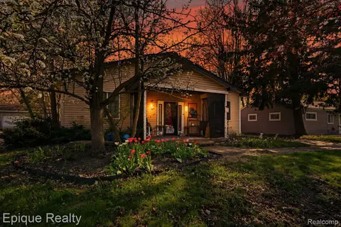 2706 Genes Dr, Auburn Hills, MI 48326